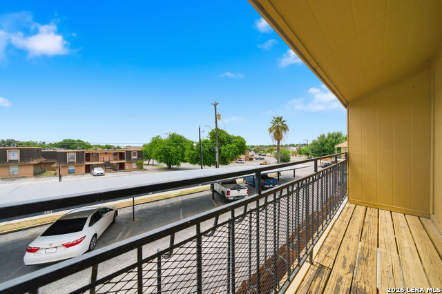 Image 3 of 21 For 911 Vance Jackson  204