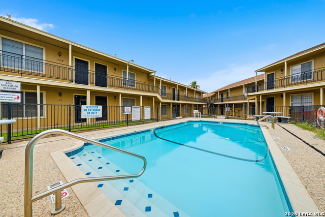 Image 5 of 21 For 911 Vance Jackson  204