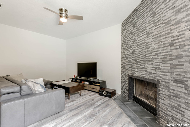 Image 27 of 43 For 15919 Mission Rdg