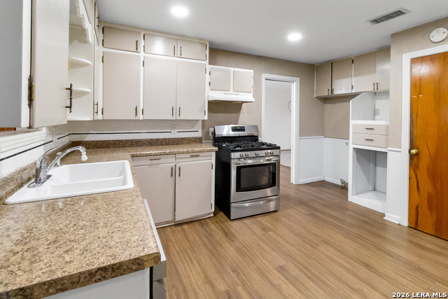 Image 10 of 26 For 612 Hutchinson St E