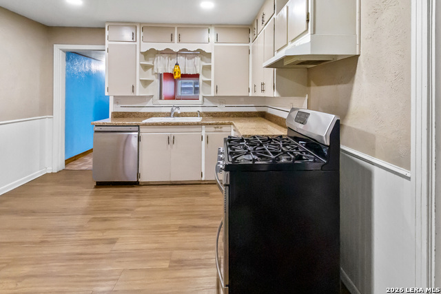 Image 11 of 26 For 612 Hutchinson St E