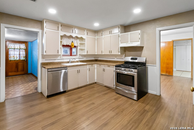 Image 12 of 26 For 612 Hutchinson St E