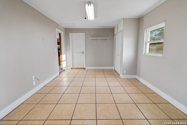 Image 18 of 26 For 612 Hutchinson St E