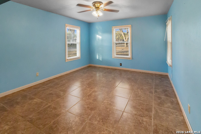 Image 19 of 26 For 612 Hutchinson St E