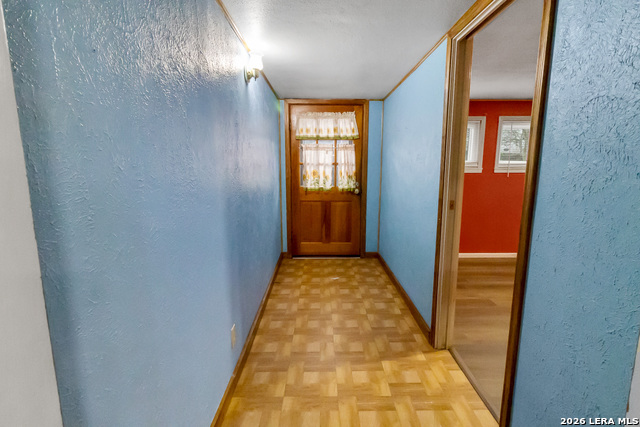 Image 21 of 26 For 612 Hutchinson St E