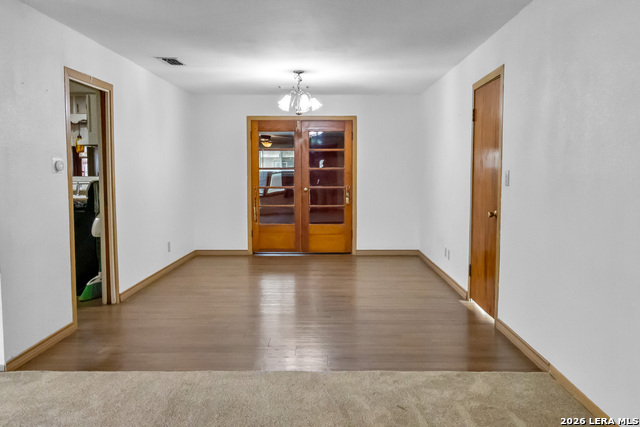 Image 5 of 26 For 612 Hutchinson St E