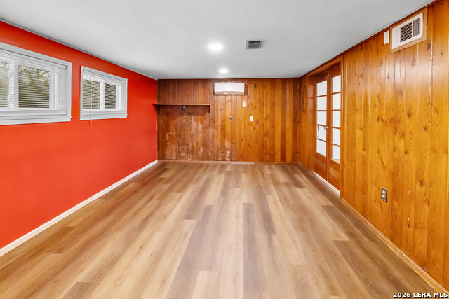 Image 7 of 26 For 612 Hutchinson St E