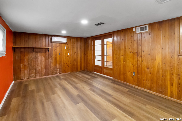 Image 8 of 26 For 612 Hutchinson St E