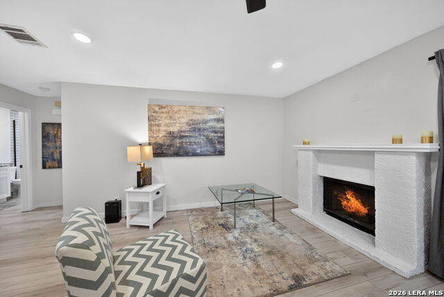 Image 15 of 27 For 11520 Huebner  501