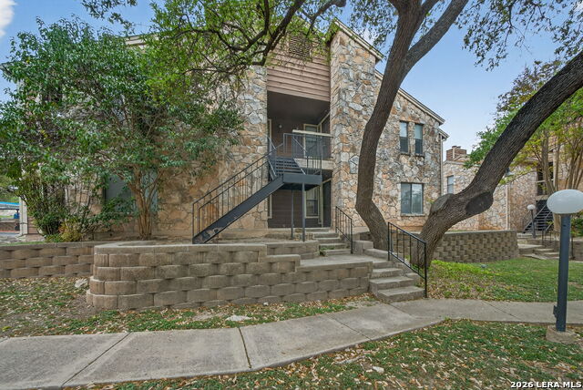 Image 6 of 27 For 11520 Huebner  501