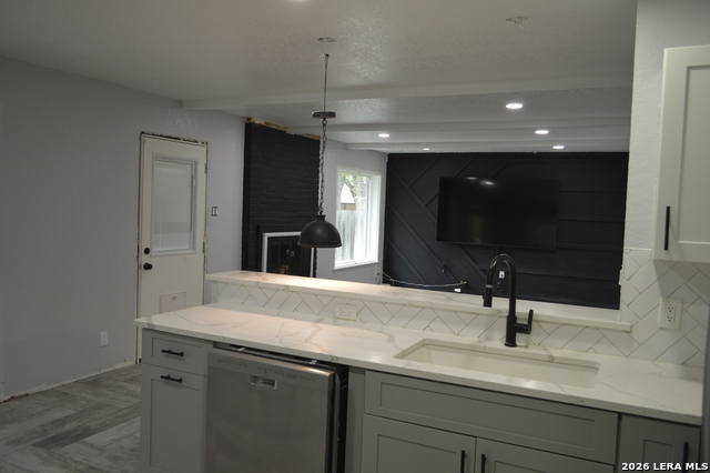 Image 10 of 41 For 1003 Fabulous Dr