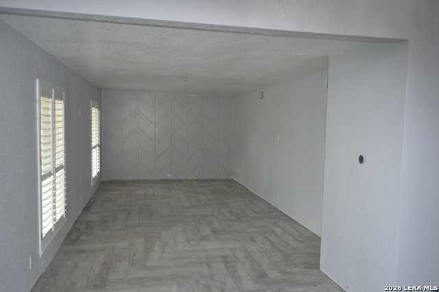 Image 15 of 41 For 1003 Fabulous Dr