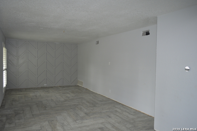 Image 16 of 41 For 1003 Fabulous Dr