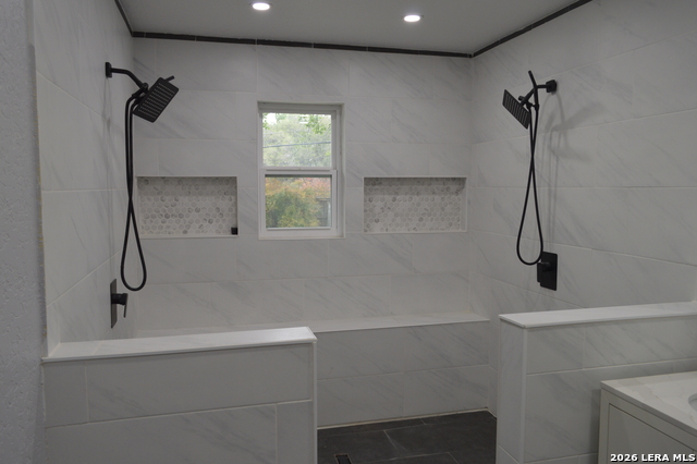 Image 24 of 41 For 1003 Fabulous Dr