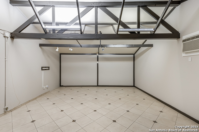 Image 19 of 33 For 555 Patricia