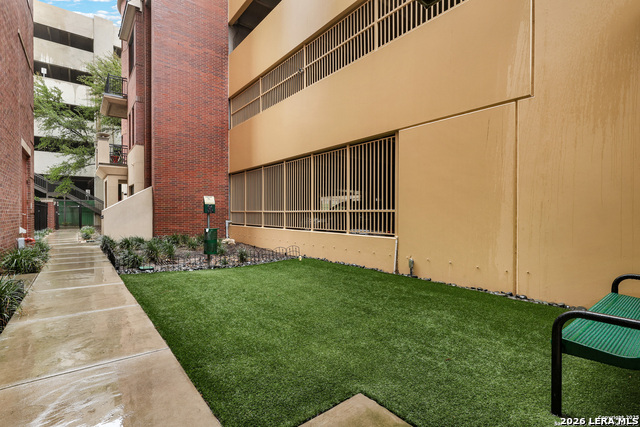 Image 35 of 40 For 215 Center N 307