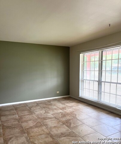 Image 2 of 15 For 136 Valley Oak Dr