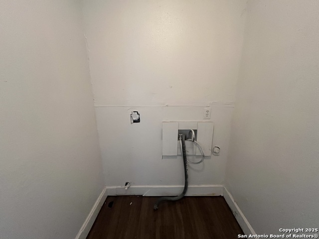 Image 12 of 27 For 401 Riverdale Dr