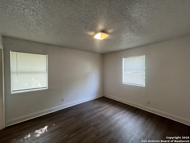 Image 14 of 27 For 401 Riverdale Dr