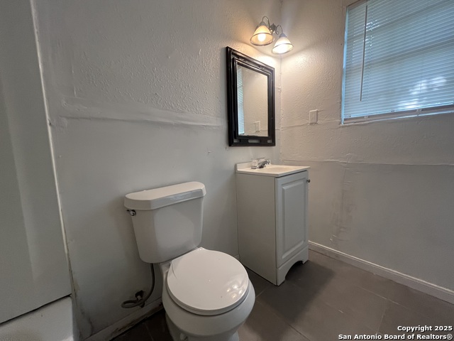 Image 18 of 27 For 401 Riverdale Dr