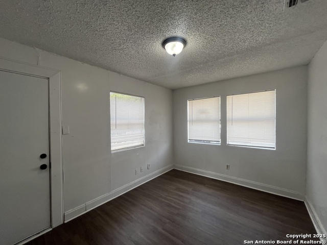 Image 19 of 27 For 401 Riverdale Dr