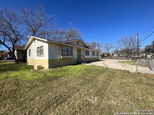 Image 2 of 27 For 401 Riverdale Dr