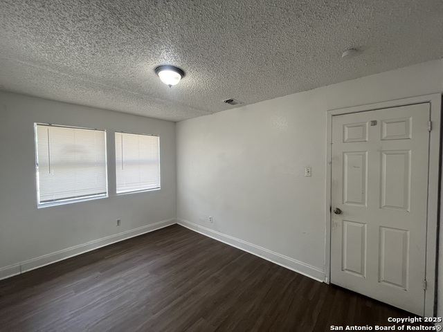 Image 20 of 27 For 401 Riverdale Dr