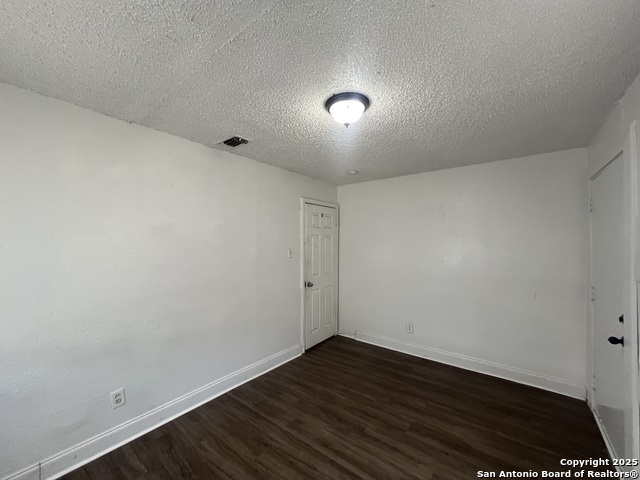 Image 21 of 27 For 401 Riverdale Dr