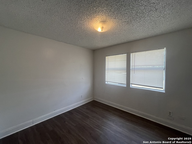 Image 22 of 27 For 401 Riverdale Dr