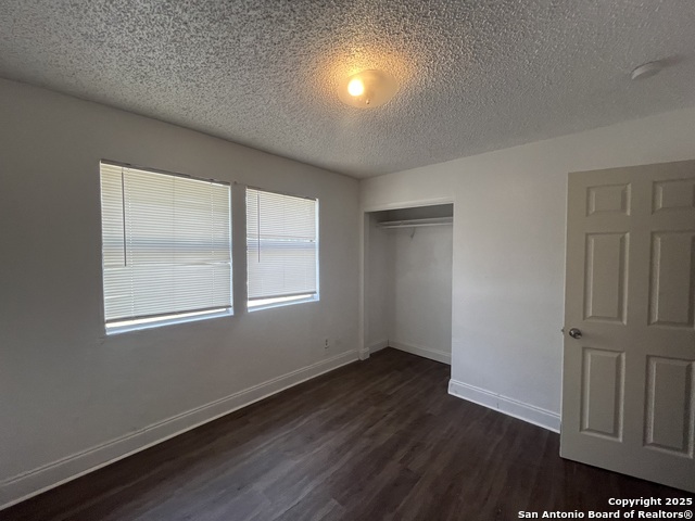 Image 23 of 27 For 401 Riverdale Dr