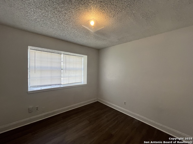 Image 25 of 27 For 401 Riverdale Dr