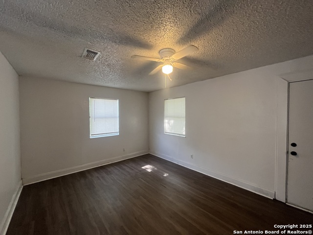 Image 6 of 27 For 401 Riverdale Dr