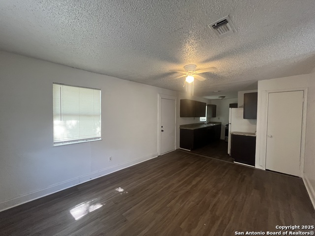 Image 7 of 27 For 401 Riverdale Dr