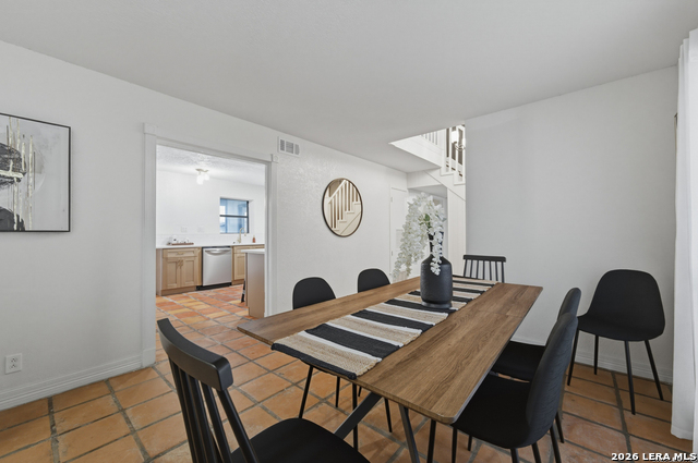 Image 9 of 35 For 7914 Windlake St