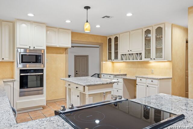 Listing photo id 8 for 207 Spring Mill Dr