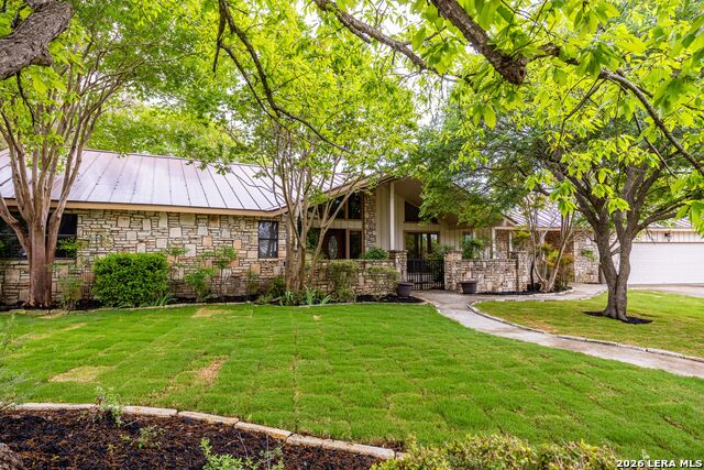 Listing photo id 0 for 207 Spring Mill Dr