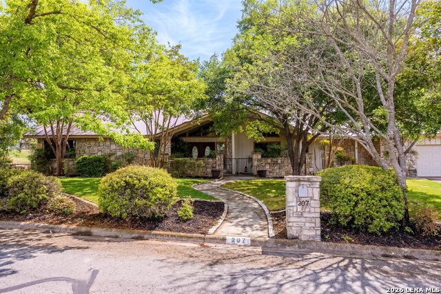 Listing photo id 42 for 207 Spring Mill Dr