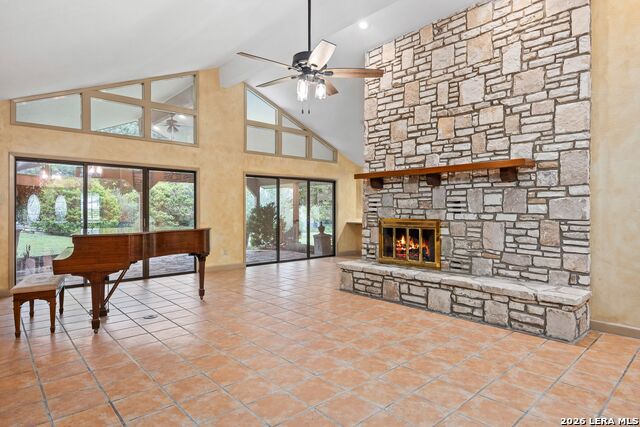 Listing photo id 3 for 207 Spring Mill Dr