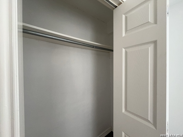 Image 18 of 39 For 1142 Villaret Blvd W