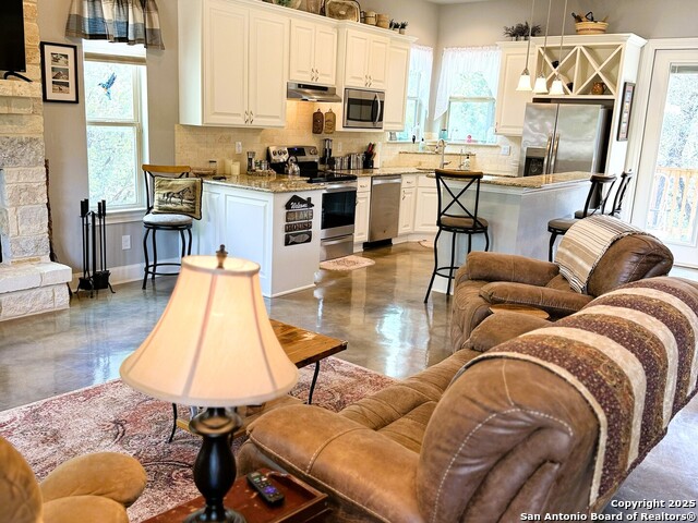 Image 4 of 26 For 186 Lakeview Rd