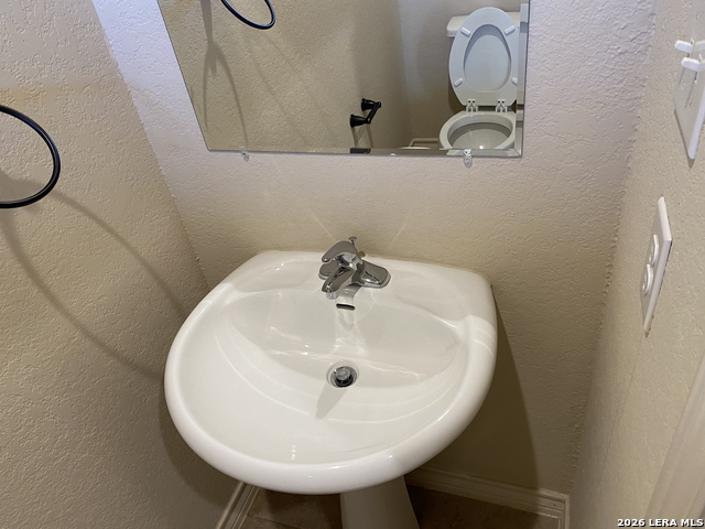 Image 4 of 42 For 6870 Lakeview Dr