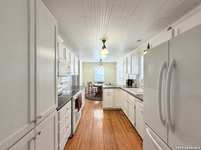 Image 11 of 39 For 462 Flatrock