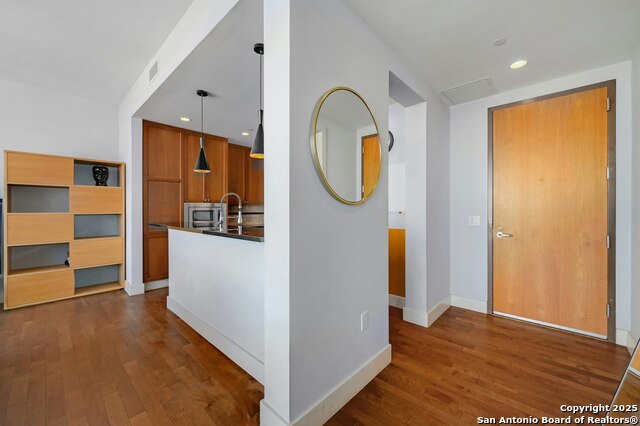 Image 11 of 39 For 610 Market St E 2816