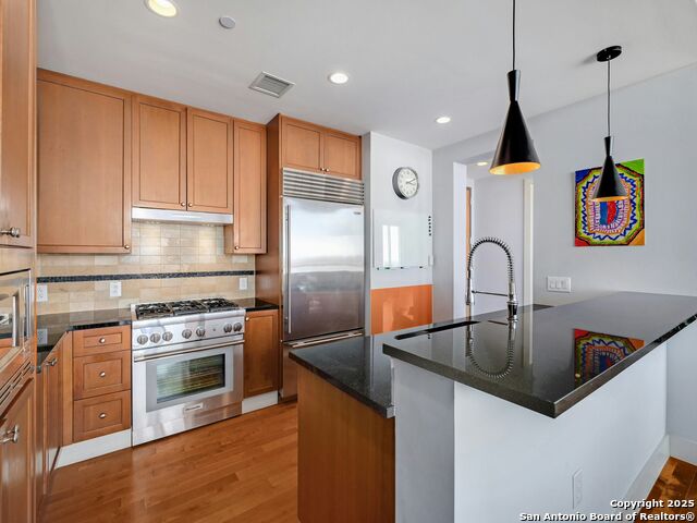 Image 12 of 39 For 610 Market St E 2816