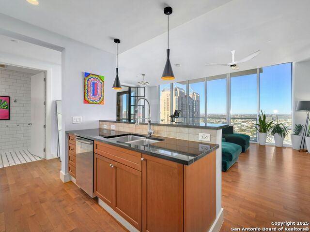 Image 13 of 39 For 610 Market St E 2816