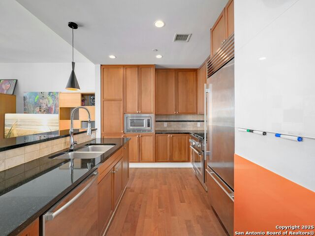 Image 14 of 39 For 610 Market St E 2816