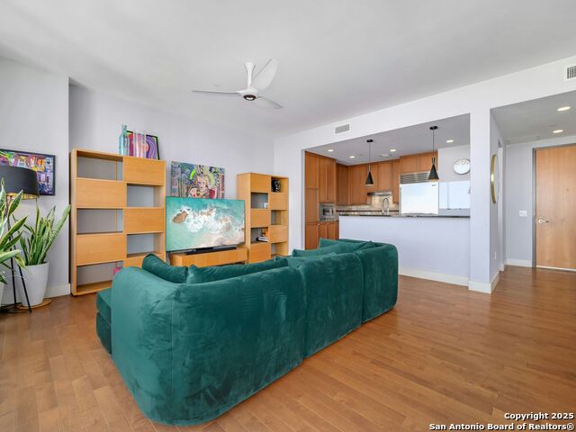 Image 3 of 39 For 610 Market St E 2816