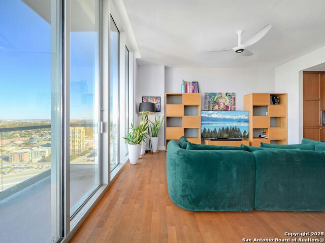 Image 4 of 39 For 610 Market St E 2816