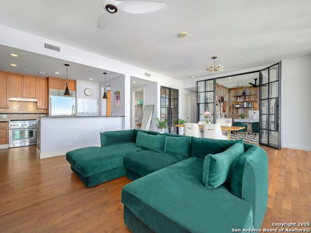 Image 5 of 39 For 610 Market St E 2816