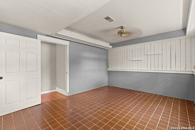 Image 25 of 43 For 904 Country Rd